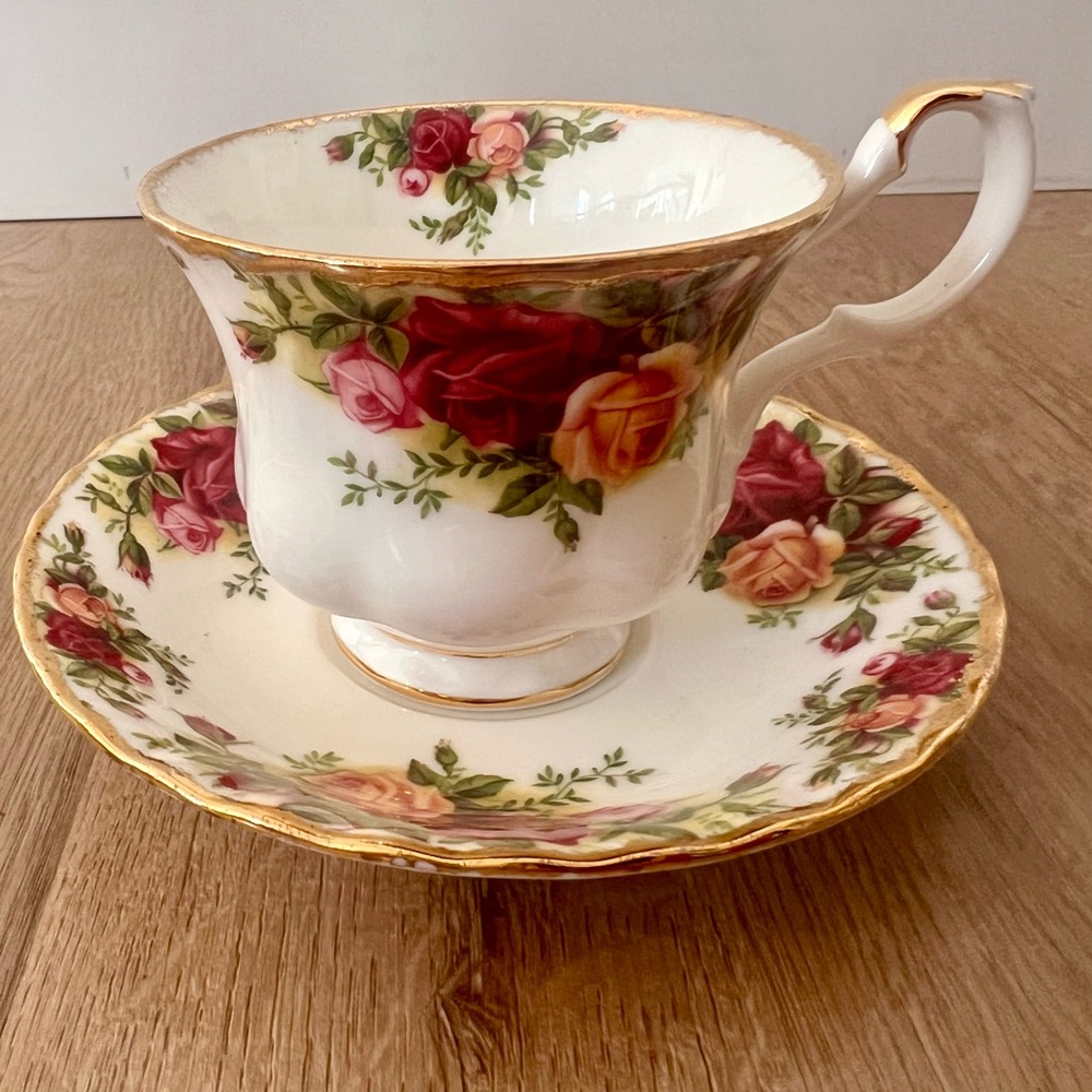Royal Albert Old Country Roses England Teacup Cup and Saucer Set Bone China